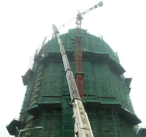北川吊车在工地上作业